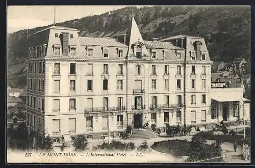 AK Le Mont-Dore, L`International Hôtel avec montagnes en arrière-plan