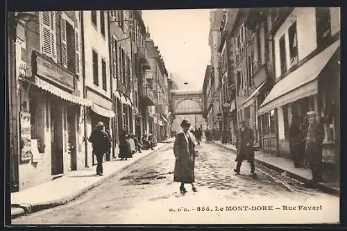 AK Le Mont-Dore, Rue Favart animée avec passants et boutiques