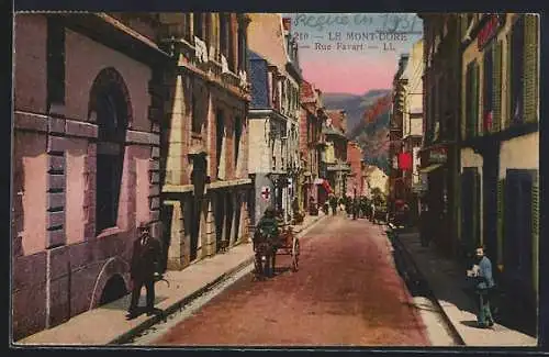 AK Mont-Dore, Rue Favart animée avec passants et calèches