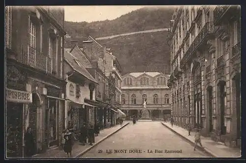 AK Le Mont-Dore, La Rue Ramond avec fontaine et bâtiments historiques