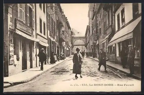 AK Le Mont-Dore, Rue Favart animée avec passants et architecture urbaine