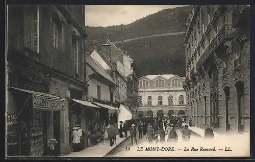 AK Le Mont-Dore, La Rue Ramond animée avec passants et commerces