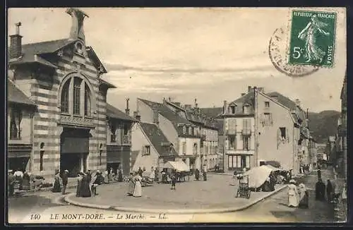 AK Le Mont-Dore, Le Marché animé sur la place centrale