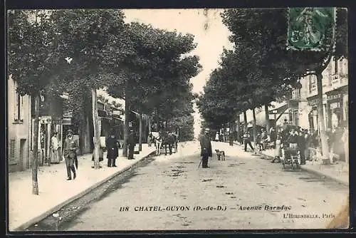 AK Châtel-Guyon, Avenue Baraduc animée et arborée