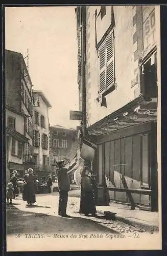 AK Thiers, Maison des Sept Péchés Capitaux et passants dans la rue animée