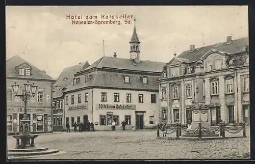 AK Neusalza-Spremberg /Sa., Hotel zum Ratskeller mit Denkmal