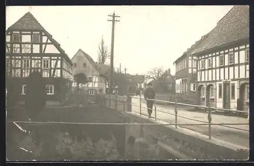 Foto-AK Niedercunnersdorf, Strassenpartie mit Fachwerkhäusern 1906