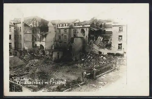 Foto-AK Frankfurt-Westend, Westendebad mit Friedhof, Ruinen nach dem Brand