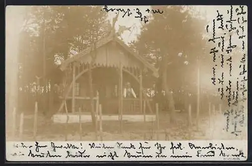 Foto-AK Berlin, Max Krieg, Architekt und Laubenpieper in einem Gartenhaus