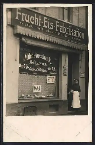 Foto-AK Köln-Ehrenfeld, Frucht-Eis-Fabrikation von Humbert Sagui