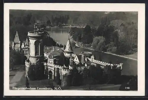 AK Laxenburg /N.-Ö., Burg vom Flugzeug aus