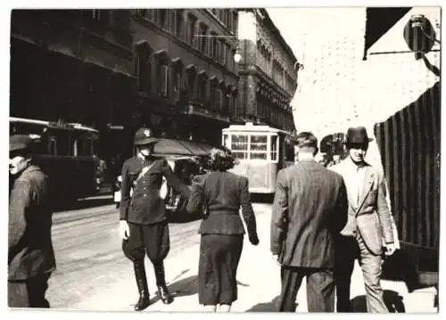 Fotografie Atlantic, Ansicht Rom - Roma, Verkehrspolizist vor Strassenbahn auf dem Corso Vittorio Emanuele