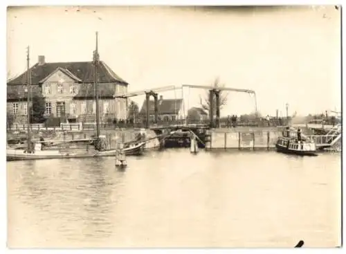 Fotografie unbekannter Fotograf, Ansicht Rendsburg, Zollhaus und Schleusentor zum Fischerkanal um 1894