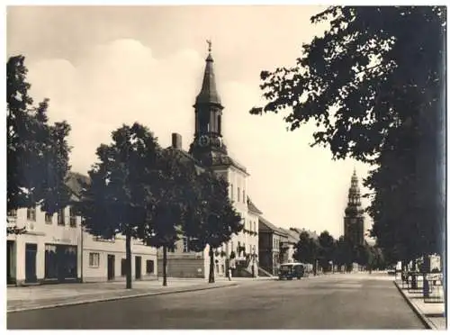 Fotografie unbekannter Fotograf, Ansicht Tilsit - Sowetsk, Strassenansicht mit Rathaus und Kirche