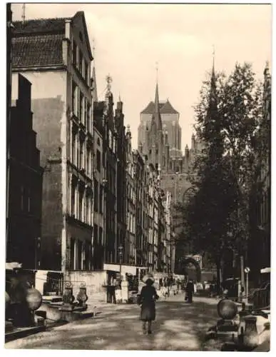 Fotografie unbekannter Fotograf, Ansicht Danzig - Gdansk, Strassenansicht mit Kirche im Hintergrund