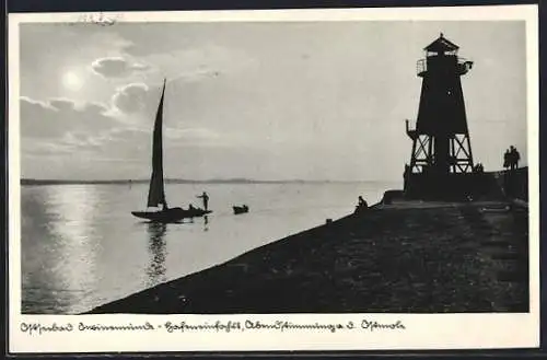 AK Swinemünde, Ostseebad, Hafeneinfahrt mit Leuchtturm am Abend von der Ostmole