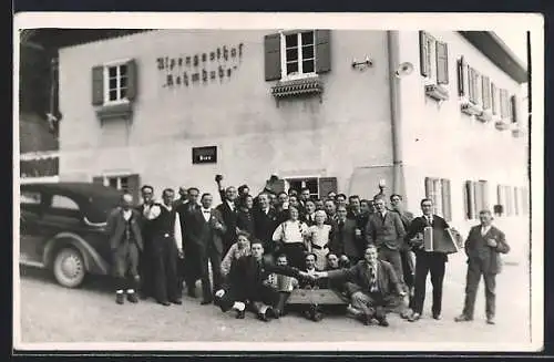 Foto-AK Murau, Alpengasthof Rahmhube mit Besuchern, Gruppenbild