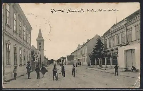 AK Gramat-Neusiedl, Strassenpartie mit Volksschule