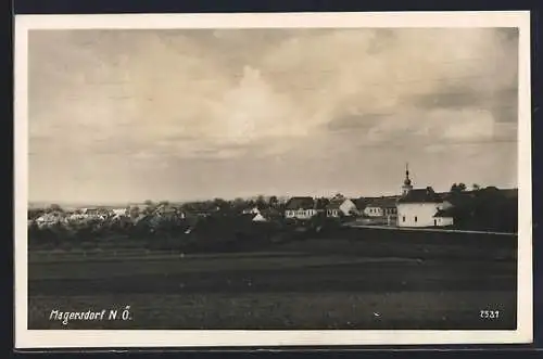 AK Hollabrunn /N. Ö., Magersdorf vom Feld aus