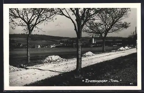 AK Hollabrunn /N.-Oe., Enzersdorf im Thale, Wegpartie mit Blick auf die Ortschaft