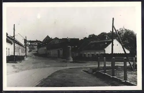 AK Weyerburg /N. Ö., Ortspartie mit Blick zum Denkmal