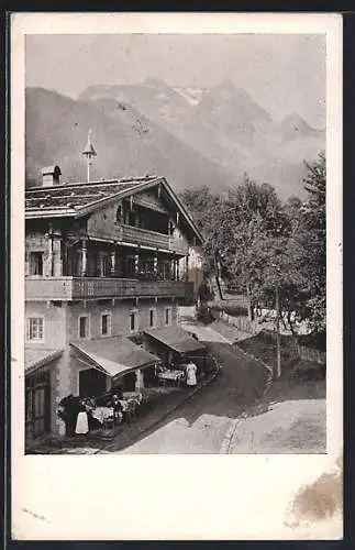 AK Finkenberg / Zillertal, Johann Troppmaier`s Gasthaus Neuwirt mit Bergen im Hintergrund