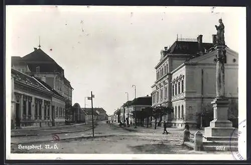 AK Haugsdorf, Strassenpartie am Denkmal