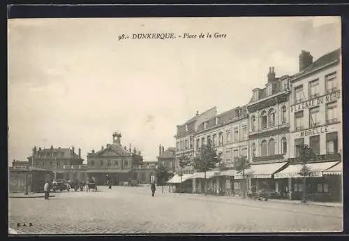 AK Dunkerque, Place de la Gare avec bâtiments et passants