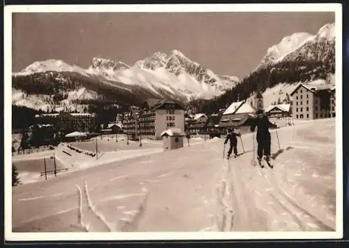 AK S. Martino di Castrozza, Ortspartie mit Skifahrern im Schnee