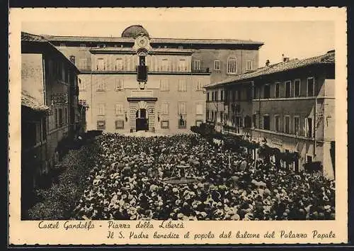 AK Castel Gandolfo, Piazza della Libertà, Il S. Padre benedice il popolo dal balcone del Palazzo Papale