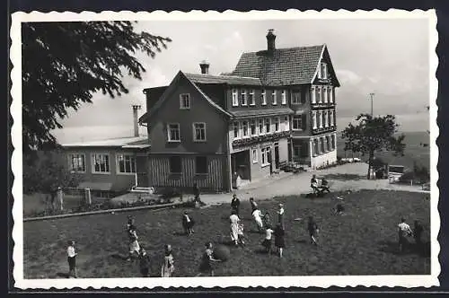 AK Walzenhausen, Evang. Sozialheim Sonneblick, Spielende Kinder auf der Wiese