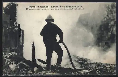 AK Bruxelles, Exposition, l'Incendie des 14-15 Aout 1910, un Pompier arrosant le brasier