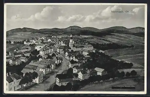 AK Mettmach, Panoramablick auf die Ortschaft mit Bergen im Hintergrund