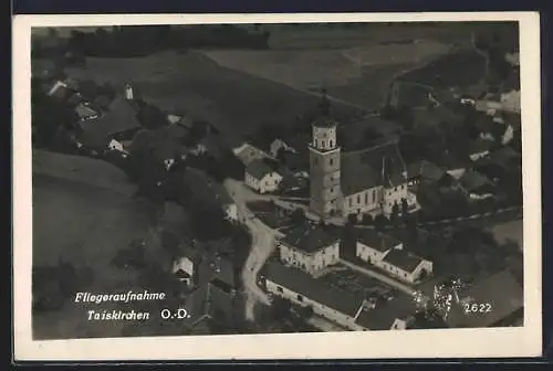 AK Taiskirchen /O.-Ö., Strassenpartie mit Kirche, Fliegeraufnahme