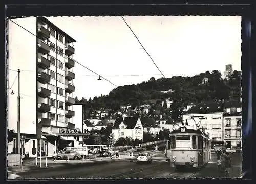 AK Karlsruhe-Durlach, Strassenpartie mit Gasolin-Geschäftshaus, Turmberg und Strassenbahn