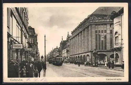 AK Karlsruhe, Kaiserstrasse mit Geschäft Vieser und Strassenbahn