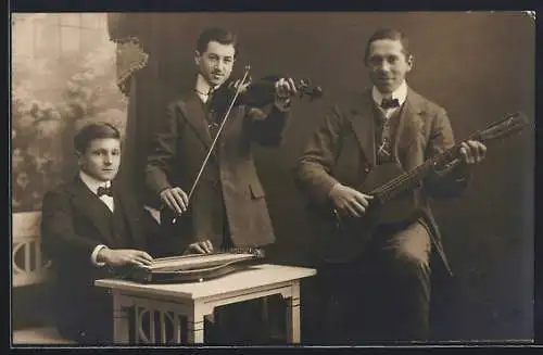 Foto-AK Musiktrio mit Zither, Geige und Gitarre