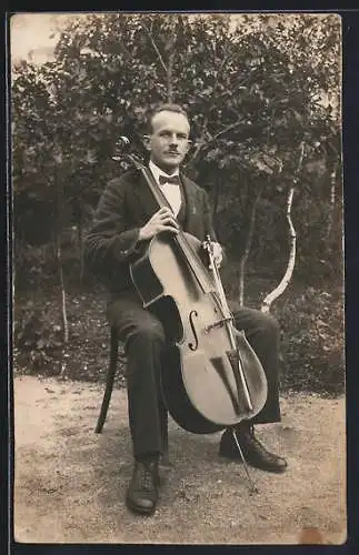 Foto-AK Eleganter Herr mit einem Cello