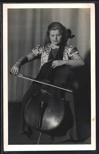 Foto-AK Junge Frau in Bluse spielt Cello