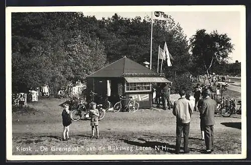 AK Laren /N. H., Kiosk De Grenspaat aan de Rijksweg