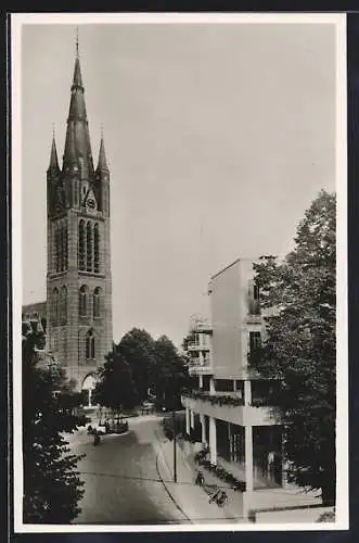 AK Hilversum, St. Vituskerk met Grand Hotel Gooiland