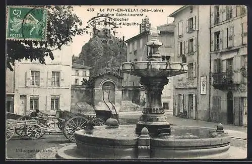 AK Le Puy-en-Velay, Fontaine Saint-Laurent et vue sur le Rocher Saint-Michel d`Aiguilhe