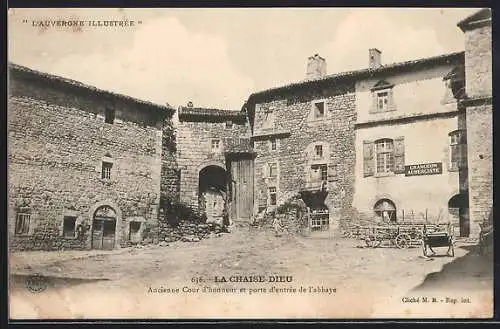 AK La Chaise-Dieu, Ancienne Cour d`honneur et porte d`entrée de l`abbaye