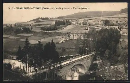 AK Le Chambon-de-Tence, Vue panoramique de la station estivale et du pont