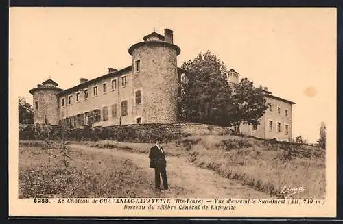 AK Chavaniac-Lafayette, Vue d`ensemble du château berceau du célèbre Général de Lafayette