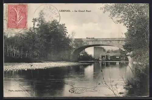 AK Lempdes, Le Grand Pont sur la rivière entourée de verdure