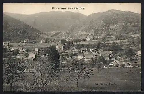 AK Semène, Panorama du village entouré de collines verdoyantes