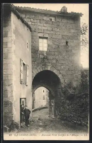 AK La Chaise-Dieu, Ancienne Porte fortifiée de l`Abbaye