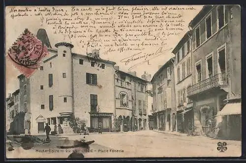 AK Brioude, Place Fénelon avec bâtiments historiques et passants