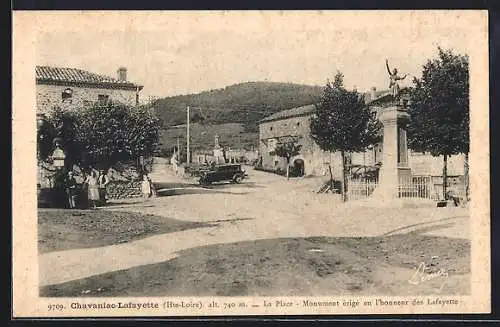 AK Chavaniac-Lafayette, La Place, Monument érigé en l`honneur des Lafayette